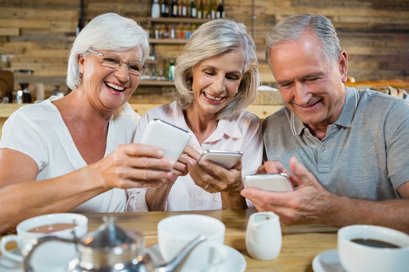 people on phones_632142407 people on phones_632142407